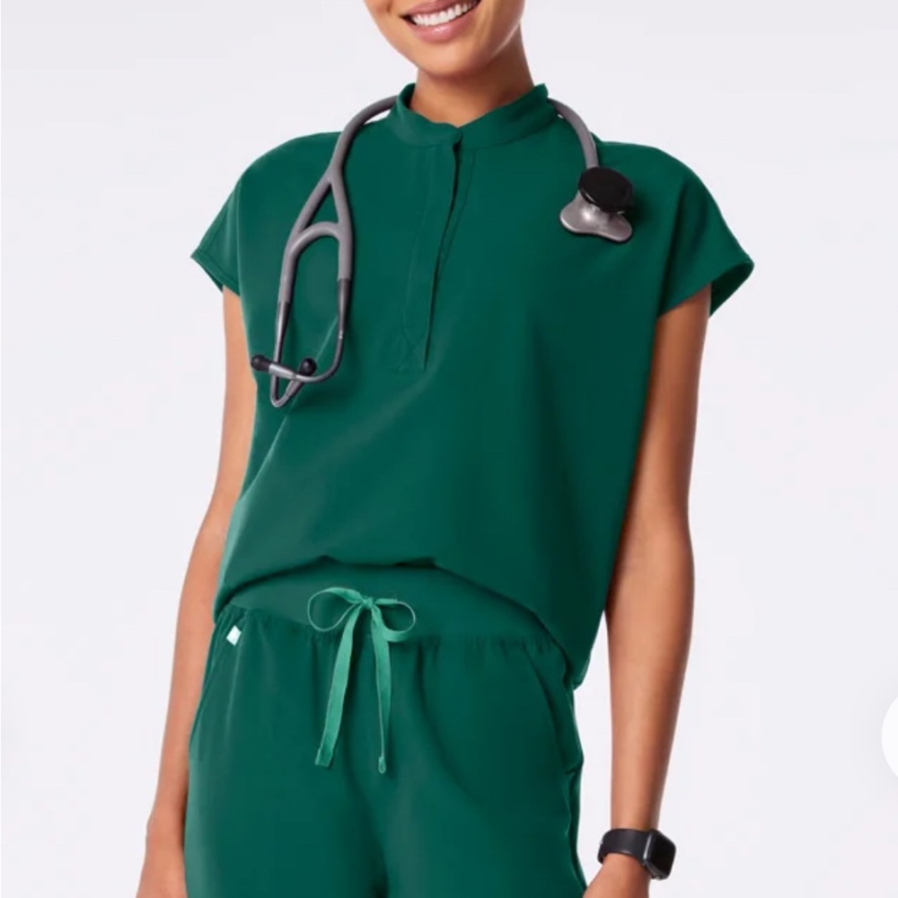 FIGS Rafaela scrub top HUNTER GREEN